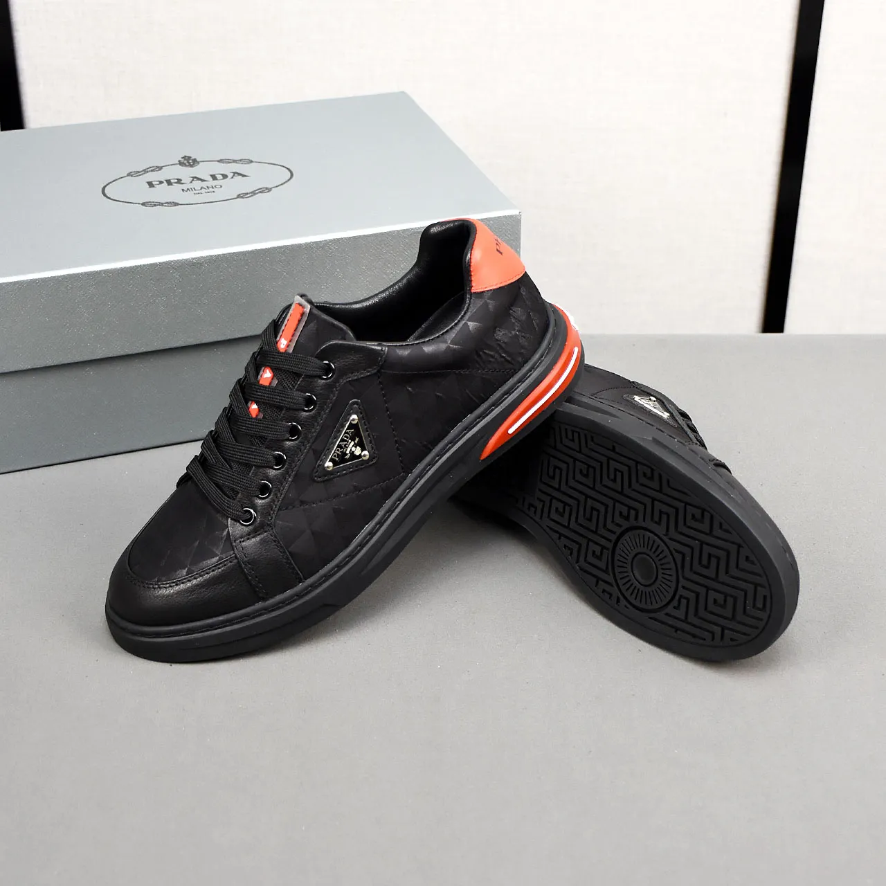 PP420🍄🍄🍄【Prada·PRADA】set off the audience! An international brand that is constantly innovating. This men's casual shoe is the original version. It is made of cowhide leather at a ratio of one to one at the store. It has leather feet and rubber non-slip outsole. It is breathable and comfortable. Quality speaks for itself. 👄38-44